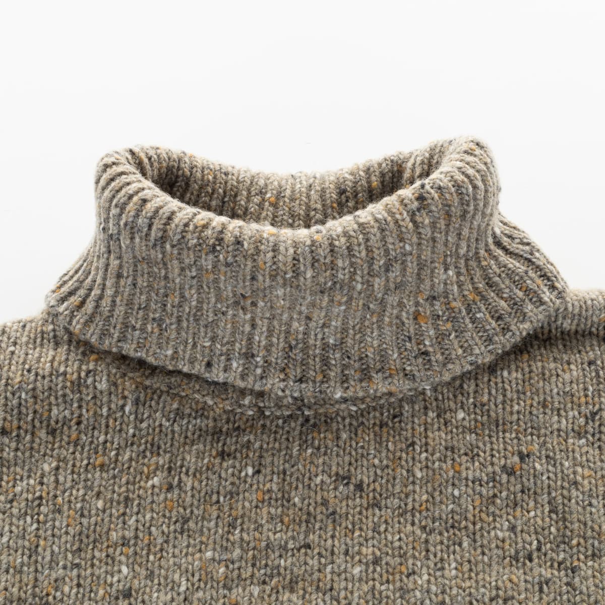 hartford-bc-p7-315-donegal-roll-neck-04-lichen-4-von-4