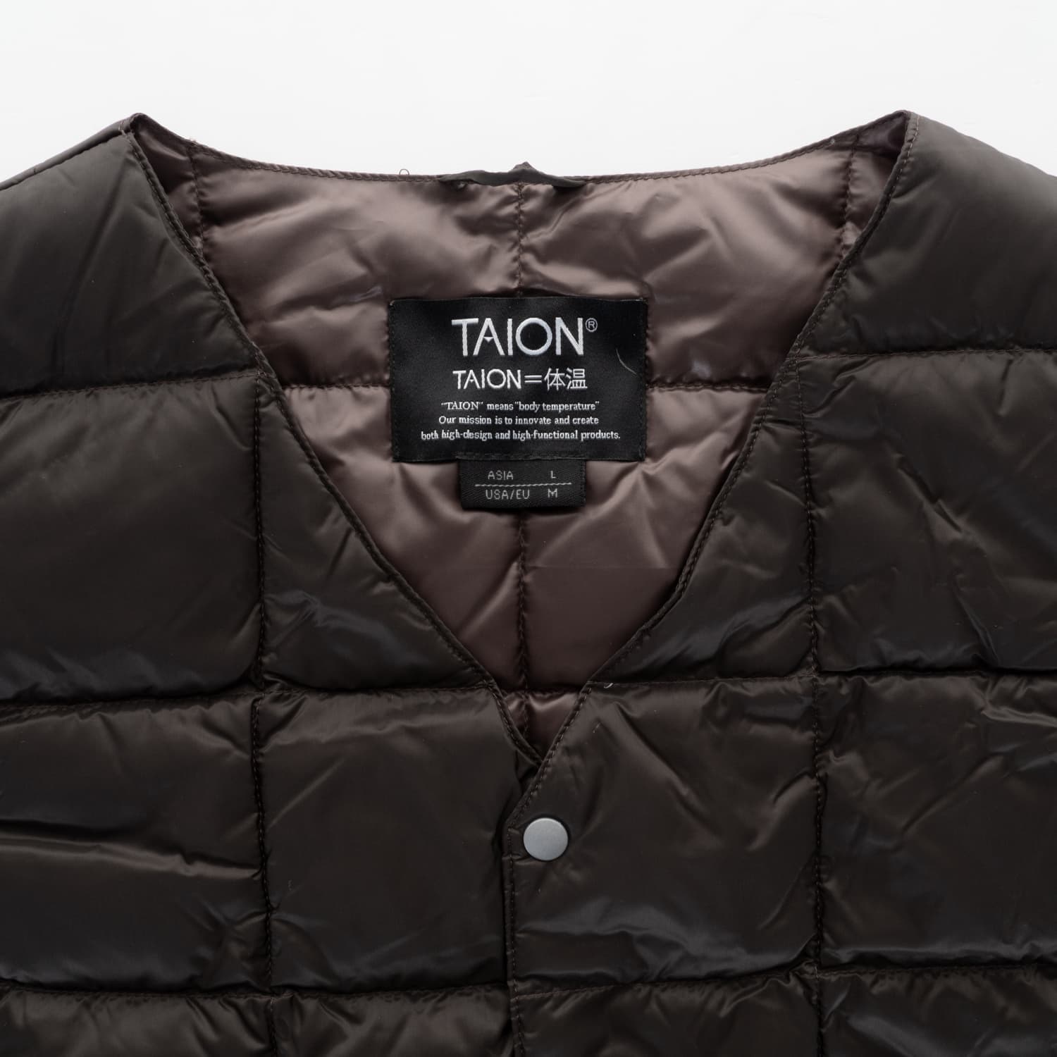 Taion-v-neck-button-down-vest-taion-0001-d.choco (1 von 4)_(1)