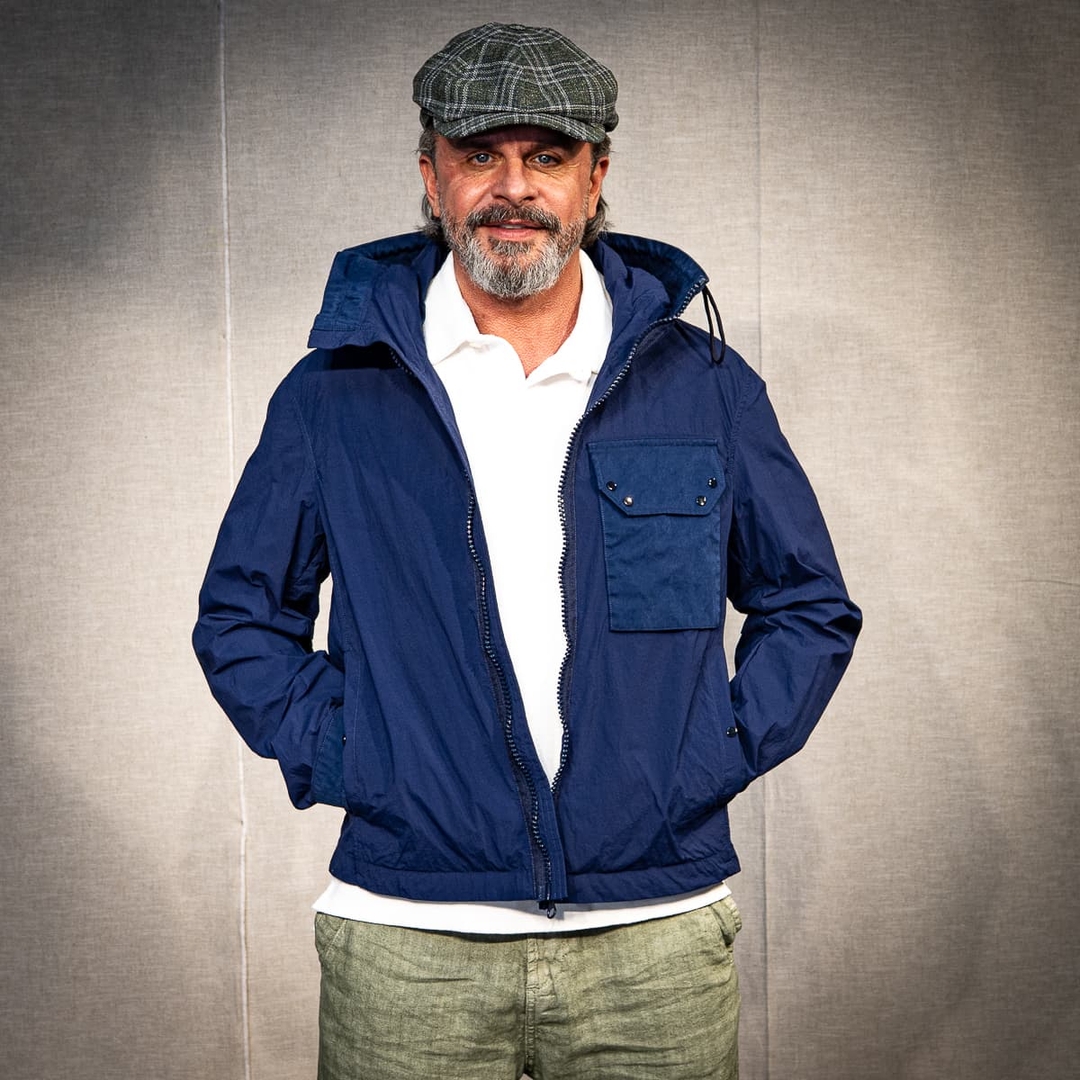 Sommerjacke mit Kapuze.