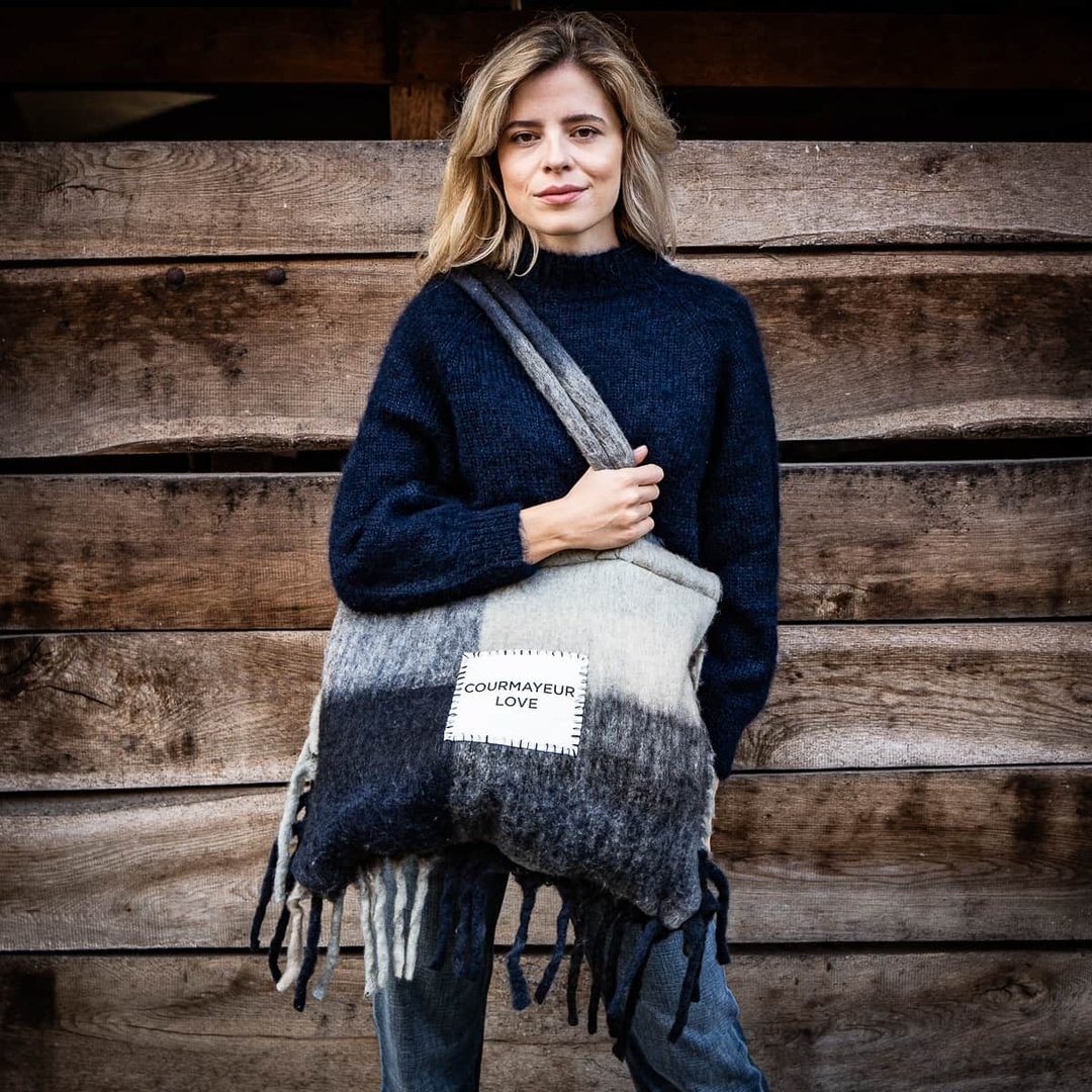 Tasche mit Fransen. 466712558_2476812799189322_8906539122625858065_n