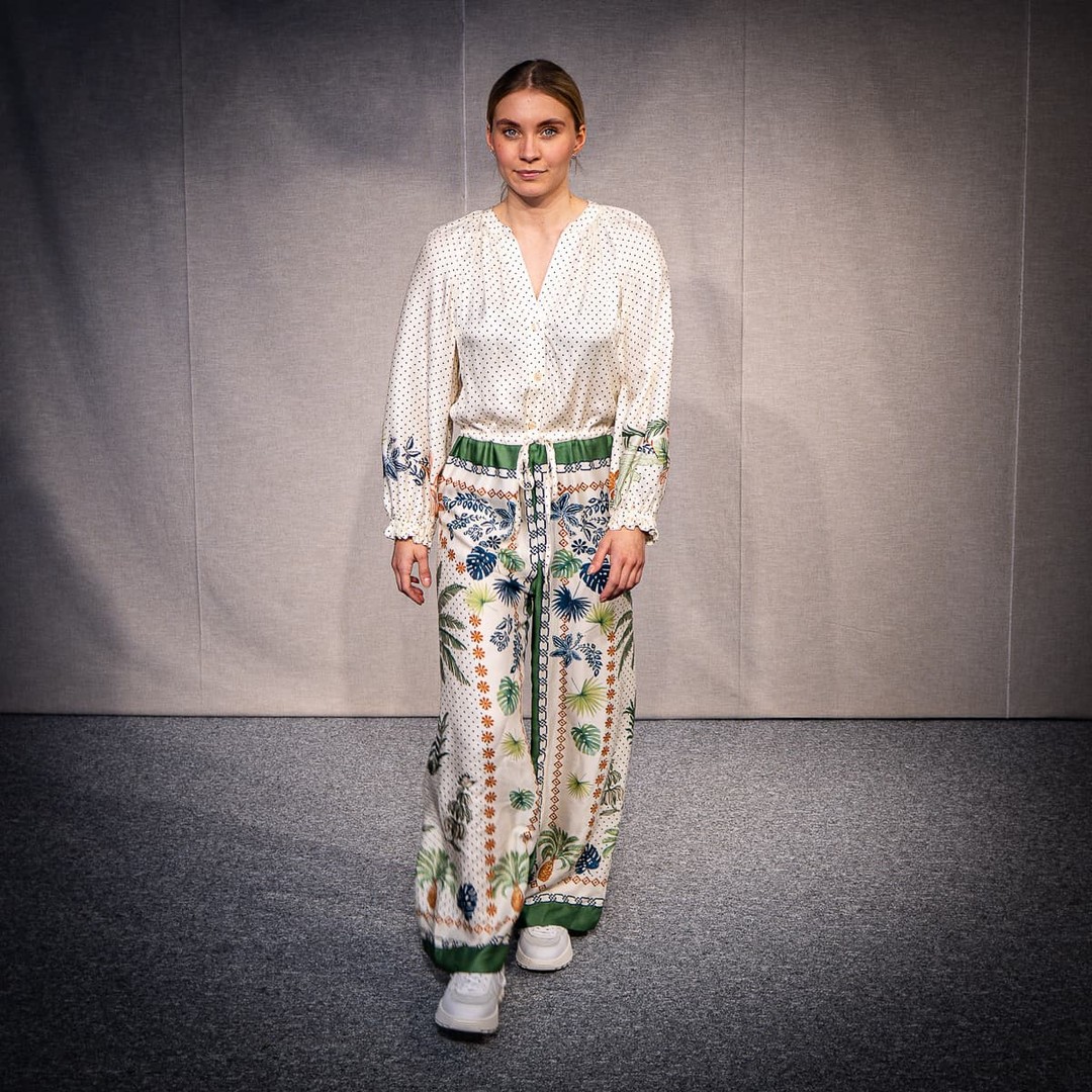 Jumpsuit mit Pünktchenmuster.